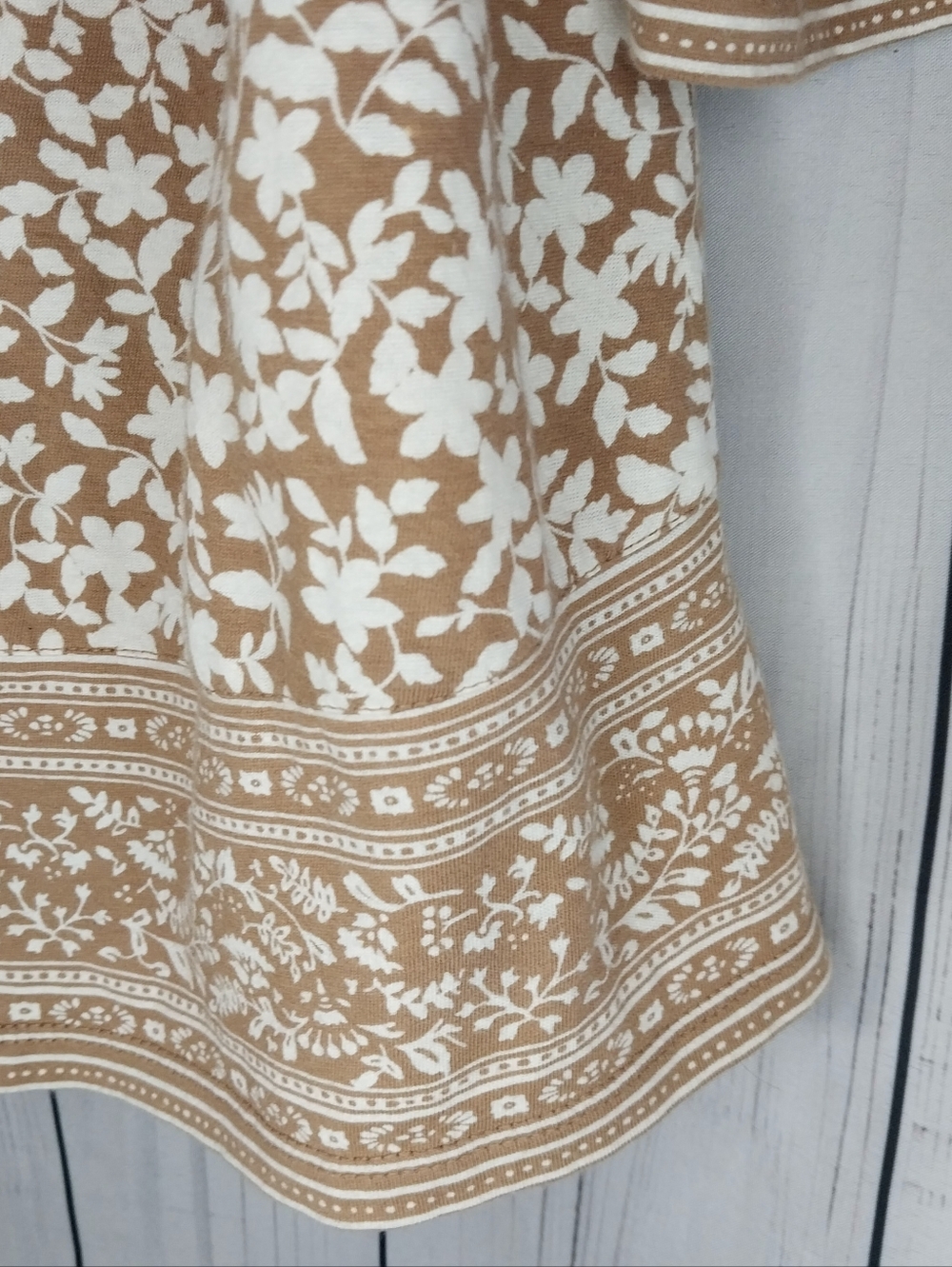 J. Jill Tan and White Floral V-Neck Boho 3/4 Sleeve Tunic Grandmacore Top - Picture 3 of 8